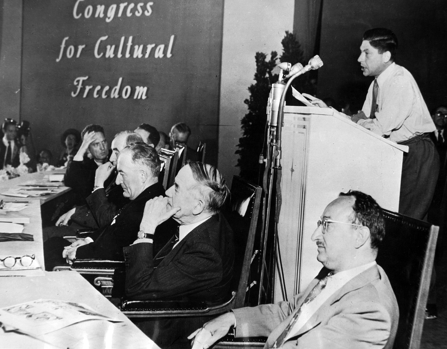 Veranstaltung des Kongresses für Kulturelle Freiheit im Titania-Palast Berlin 1950. Am Podium Arthur Koestler. Quelle: Wikipedia