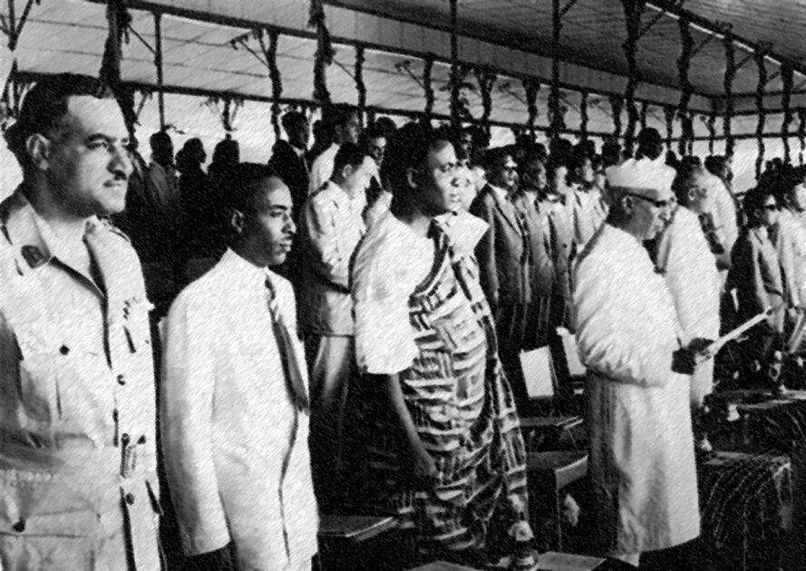 Vertreter der Teilnehmerstaaten der Bandung-Konferenz 1955. Vorne links der ägyptische Präsident Gamal Abd el Nasser und rechts der indische Ministerpräsident Jawaharlal Nehru.