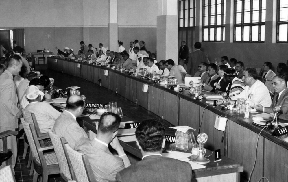 Delegierte bei einer Plenarsitzung des Wirtschaftsausschusses auf der Bandung-Konferenz 1955.