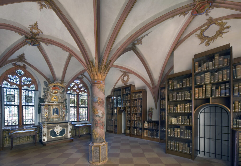 Blick in die Bibliothek des Nikolaus von Kues. Foto: Achim Bednorz