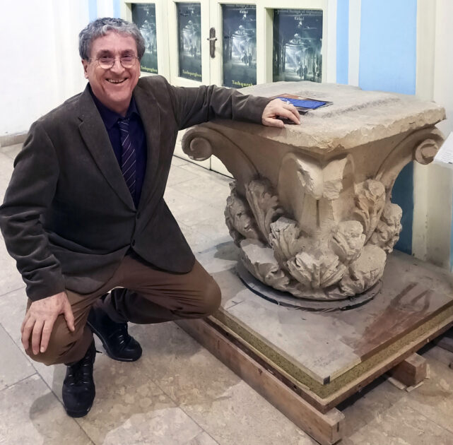 Der Autor beim Besuch des Nationalmuseums von Afghanistan im November 2023 an einem korinthischen Säulenkapitell von Ai Khanoum. Bild: Schiller-Institut