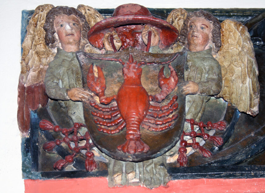 Das Wappen (Krebs) des Nikolaus Cusanus im Kreuzgang des Cusanus-Stifts in Bernkastel-Kues. Bild: Wikipedia/Agnete