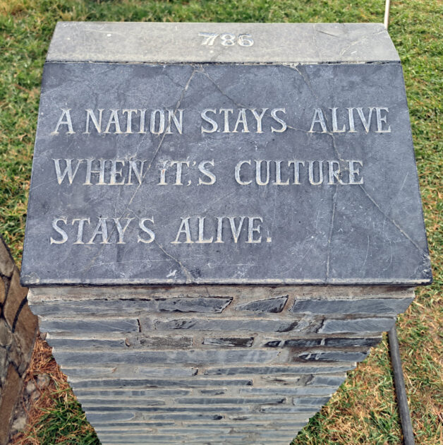 Schrifttafel vor dem Eingang des Nationalmuseums von Afghanistan. „Eine Nation bleibt am Leben, wenn seine Kutur am Leben bleibt.“ Bild: Schiller-Institut