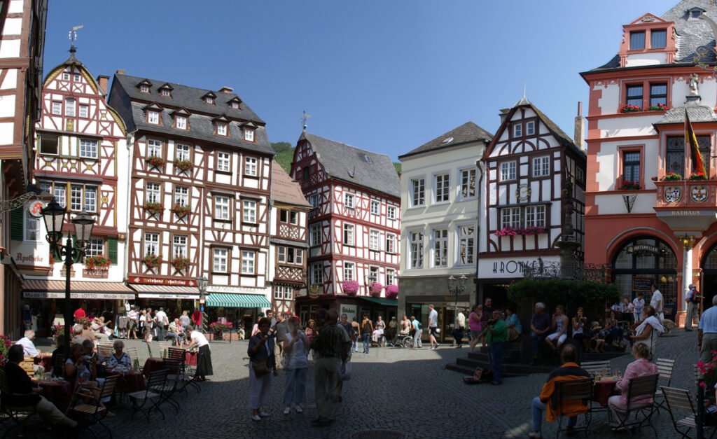 Der Marktplatz von Bernkastel. Bild: Wikipedia/Berthold Werner