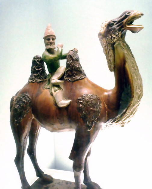 Eine chinesische Keramikstatuette aus der Tang-Dynastie, die einen sogdischen Händler zeigt, der auf einem baktrischen Kamel reitet.