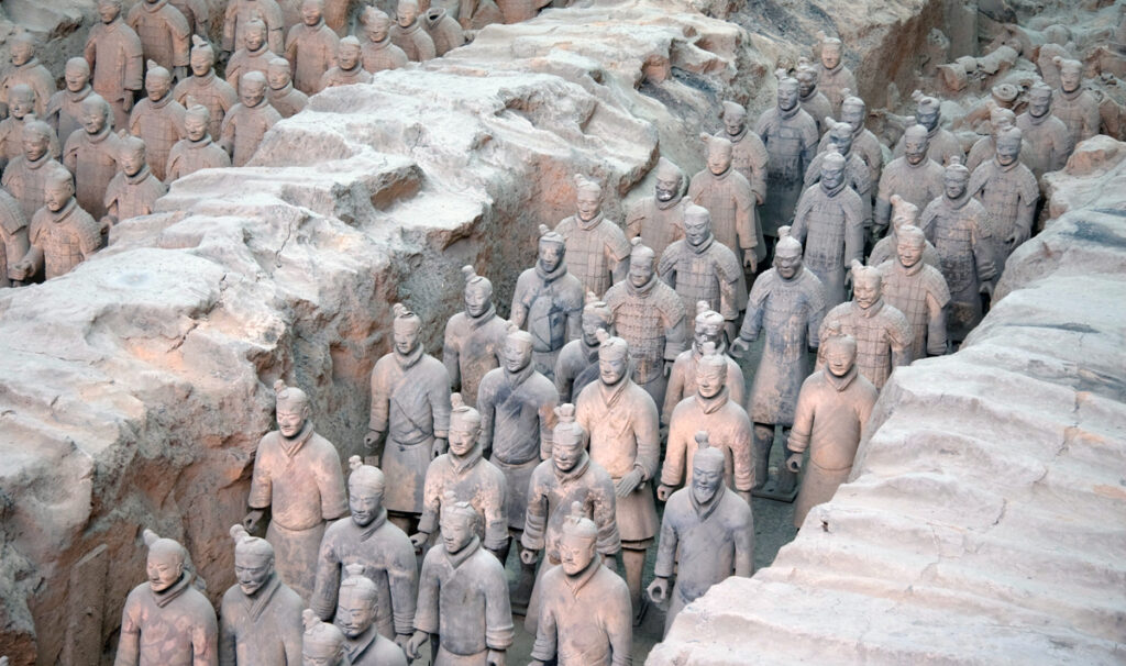Blick in die überdachte Ausgrabungsstätte des Mausoleums Qin Shihuangdi mit Teilen der berühmten Terrakotta-Armee in der Nähe von Xi’An. Bild: Wikipedia/Maros Mraz