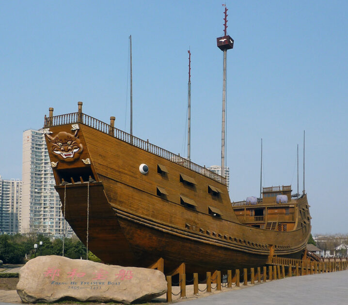 Modell eines Schiffs in Originalgröße (über 63 Meter lang), wie es auch der chinesische Seefahrer Admiral Zheng He auf seinen Entdeckungsfahrten im 15. Jahrhundert benutzte, ausgestellt auf dem Gelände des Treasure Ship Shipyard in Nanjing. Bild: Wikipedia/Vmenkov